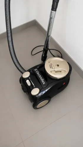 Vendo Aspirador de Pó Electrolux com dispenser lavável