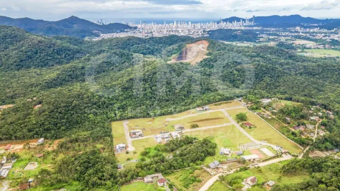 Terreno no Condomínio Gralha Azul em Camboriú com uma área de 1.046,68 m²