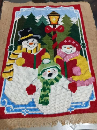 Tela bordada em ponto cruz com lã de tapeçaria. Pronta para por moldura .Mede 84cm X 56cm