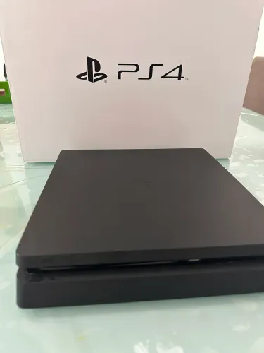 Vendo PS4 1T em perfeito estado. Com 4 jogos e carregador para dois controles. Negociável