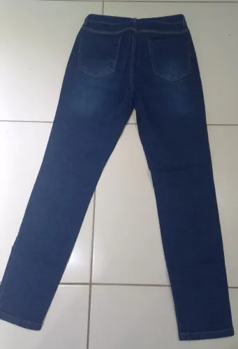 Uma calça jeans  feminina  boca  cigarete, usada  tamanho  40