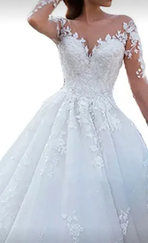 Vendo um vestido de noiva novo usado uma vez, lindo demais com champanhe claro, etc...