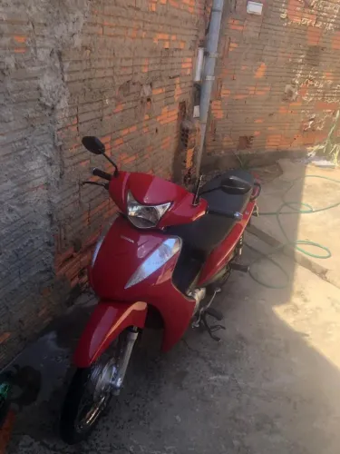 Vendo biz 125ES muito conservada sem detalhes só tranferir e andar