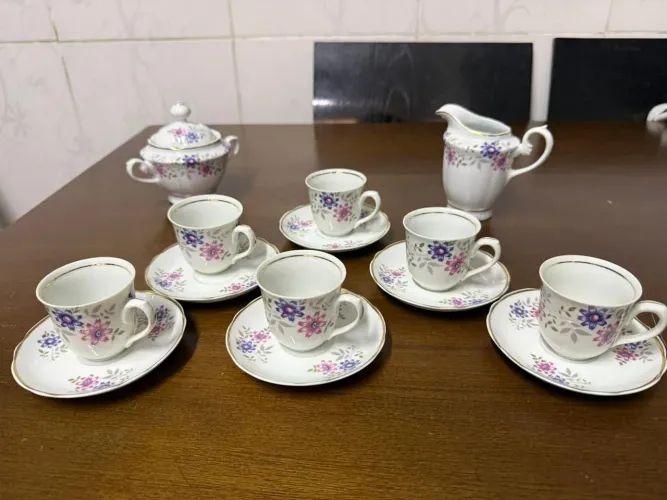 Antigo jogo de café em porcelana Real