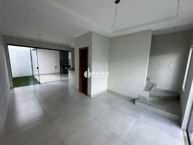 Casa residencial com 2 suítes disponível para venda no bairro Grand Ville em Uberlândia-MG
