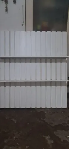 Painel decorativo com 2 patreleiras ripado na cor branco