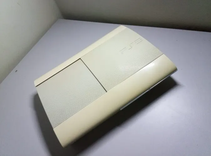 PS3 SUPER SLIM (!COM DEFEITO! DA ATUALIZAÇÃO DO SISTEMA)18 JOGOS FÍSICOS +CONTROLES (desc)