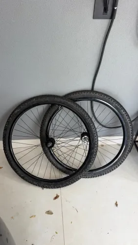 Par de rodas com pneus aro 29