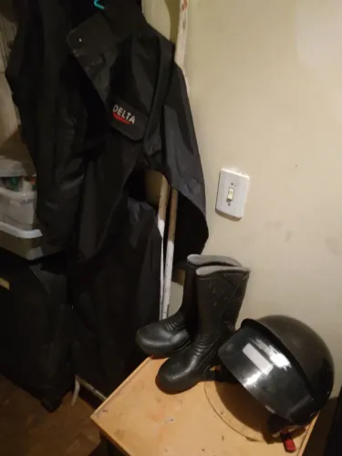 Roupa de motoqueiro ,botas e capacete. 
