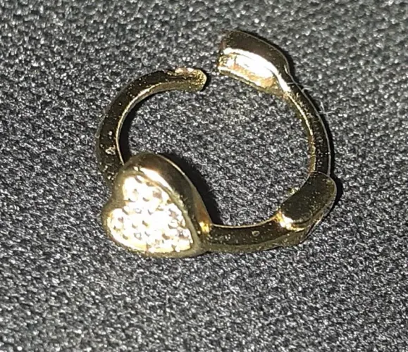 Pircing de ouro, cravejado com cristais.