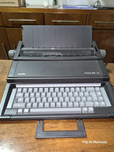 Máquina de Escrever - Olivetti Praxis 201 - II (Nunca Usada)
