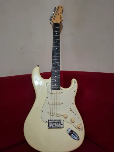 Guitarra tg500 off white