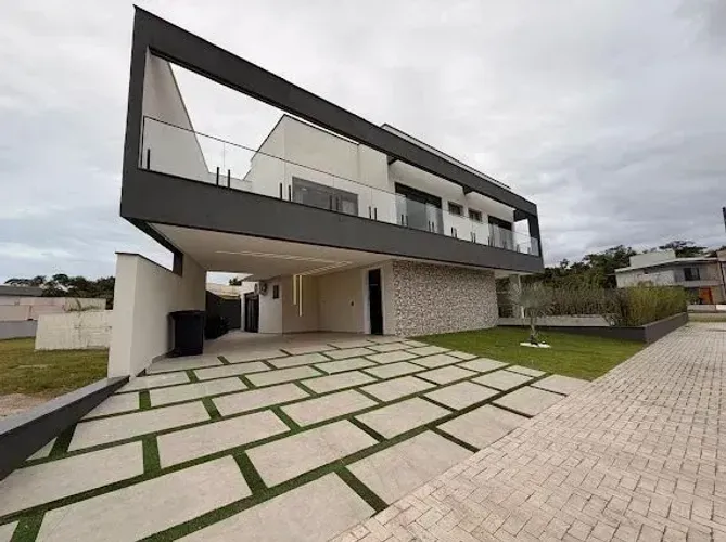 Casa em condomínio fechado de alto padrão lado praia a 2000 metros do mar, possui piscina