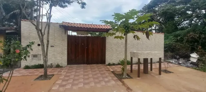 Casa na praia para venda tem 96 metros quadrados com 4 quartos. Aceita carro.