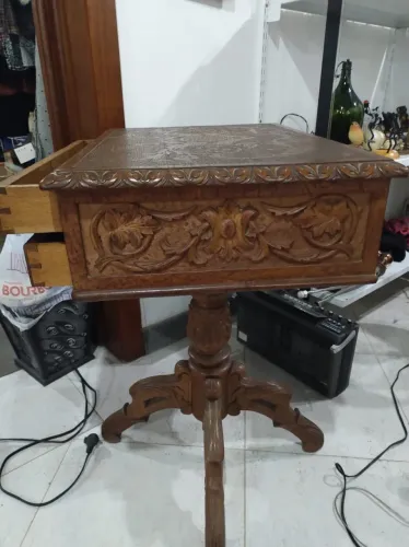 Mesa lateral com 2 gavetas em madeira entalhada