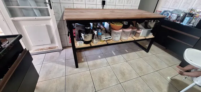 Mesa de ferro e madeira