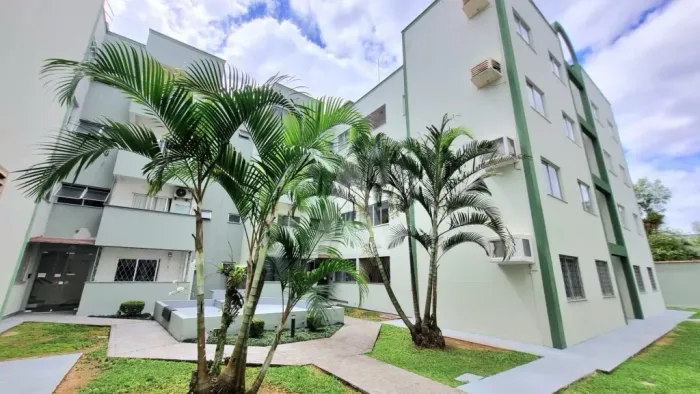 Apartamento no bairro Glória com 3 quartos, cozinha com armários e uma vaga de garagem.