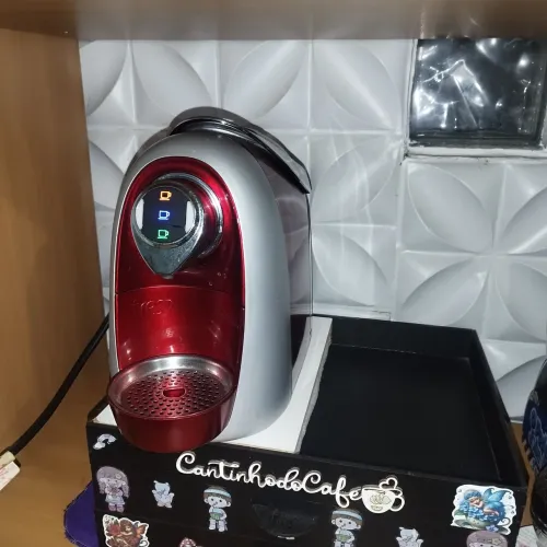 Cafeteira três corações e suporte para cápsulas