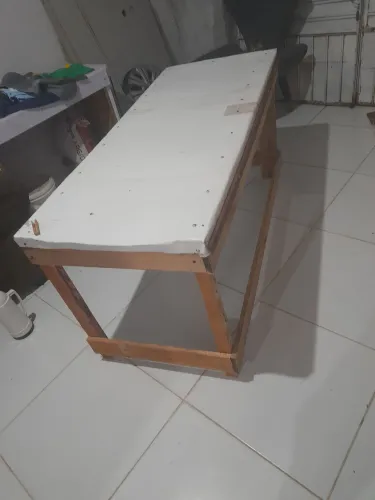 Vende-se uma mesa