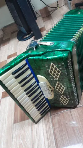 Acordeon universal 80 baixo