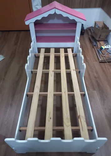 Cama infantil com estante formato casinha nas cores rosa e branco + Colchão 
