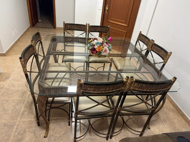 Vende-se mesa alto padrão com tampo de vidro 8 cadeiras 