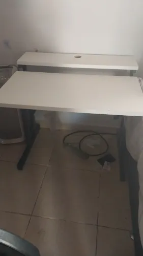 Mesa escritório com regulagem. 