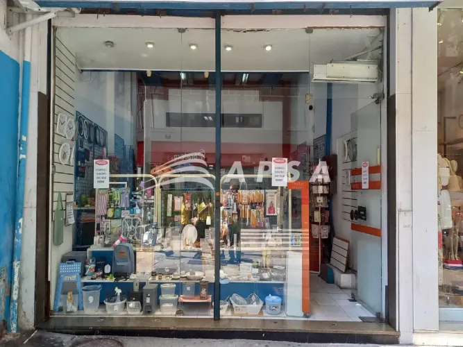 NA VIBRANTE COPACABANA, NA CHARMOSA RUA SANTA CLARA, SURGE UMA LOJA QUE PULSA NO RITMO DA 