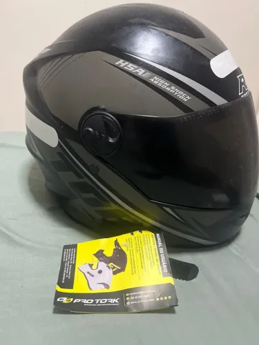 Vendo capacete nunca usado esta com a etiqueta!