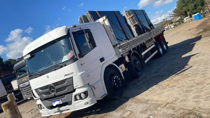 Caminhão ateggo 2426