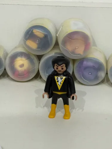 DC KINDER OVO PLAYMOBIL ADAO NEGRO