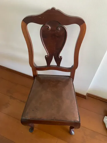 Uma Cadeira vintage madeira otima qualidade