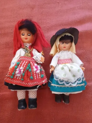 Duas bonecas com trajes típicos de Portugal