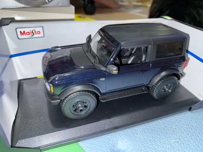 Miniatura Ford Bronco Wildtrak 2021 - Escala 1/18