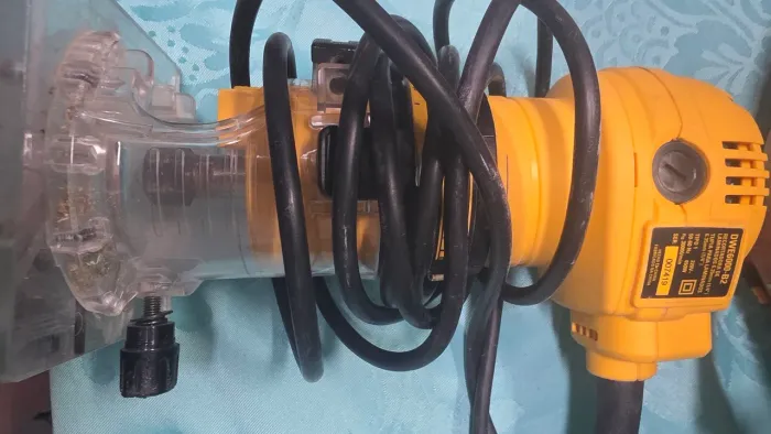 Tupia de mão DeWalt