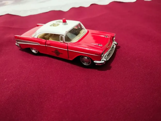 BRINQUEDO CARRO DE POLICIAL (MODELO VIATURA ANTIGA)