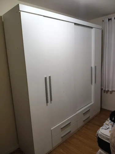 Guarda roupa branco