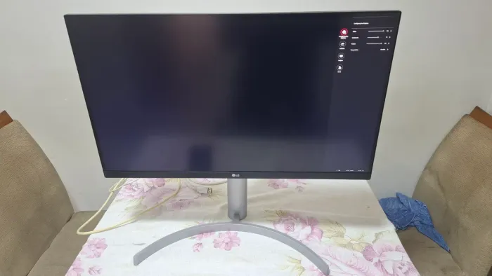 LG 27UL650-W de 27 polegadas, 4K UHD.