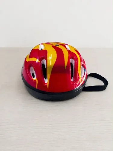 Capacete infantil com estampa em chamas