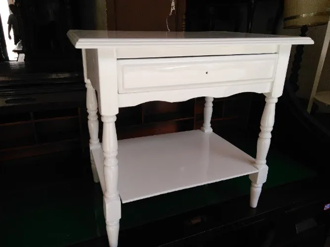 Mesa de Cabeceira Laqueada em Madeira