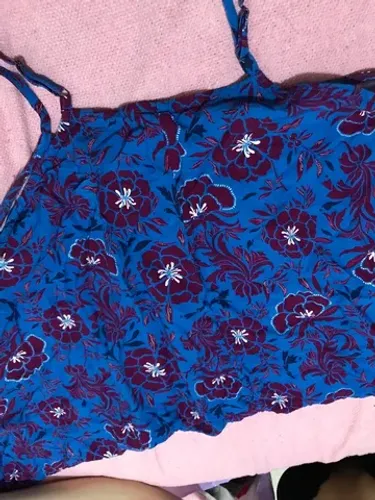 Blusa azul, florida com a cor vinho 