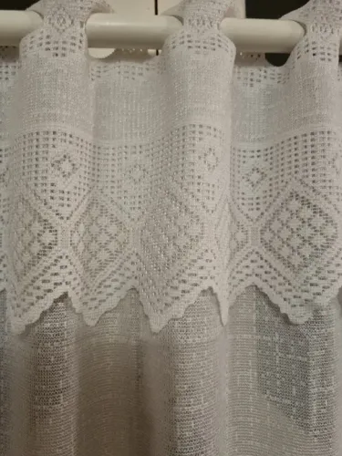 Cortina rendada delicada, na cor branca, estilo holandesa, com bandô superior combinando