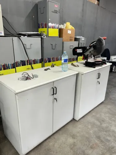 Armário Baixo com portas e prateleira