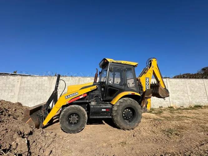 Retroescavadeira Randon 2019 4X4 