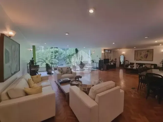 Apartamento com 300 m , a venda no posto 6 com a planta original de 4 quartos, e com 2 vag