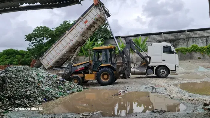 Serv Retroescavadeira, Demolição, corte, Nivelamento aterro e Caçambas