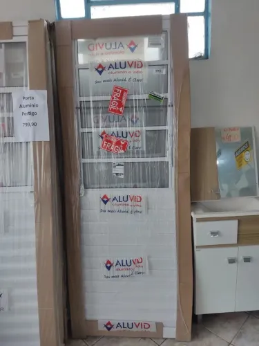 Porta alumínio branca basculante, postigo e veneziana 2,10 x 80