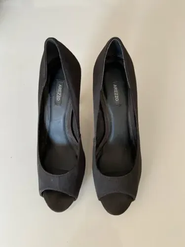 Sapato preto salto alto tipo peep toe meia pata da Arezzo 