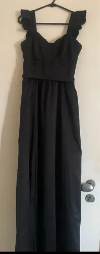 Vestido preto com marcação no peito e com folho na alça