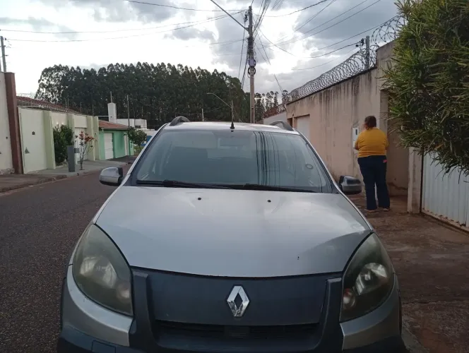 Sandero Stepway 1.6 completo com alguns detalhes porém abaixo da tabela